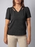 Blusa gola V em crepe com detalhe vazado - lisas