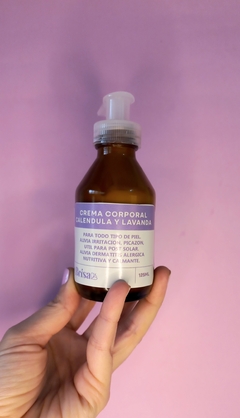 Botella de crema corporal de caléndula y lavanda, adecuada para todo tipo de piel. beneficios para la piel del cuerpo y piernas cansadas. 
