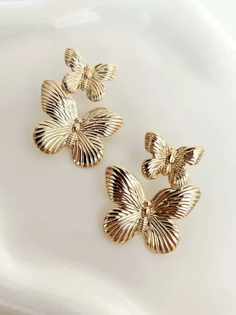 BRINCO DUAS BORBOLETAS LISTRADAS - FOLHEADO A OURO - comprar online