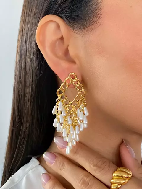 BRINCO ELOS ENTRELAÇADOS COM PÉROLAS - FOLHEADO A OURO - comprar online