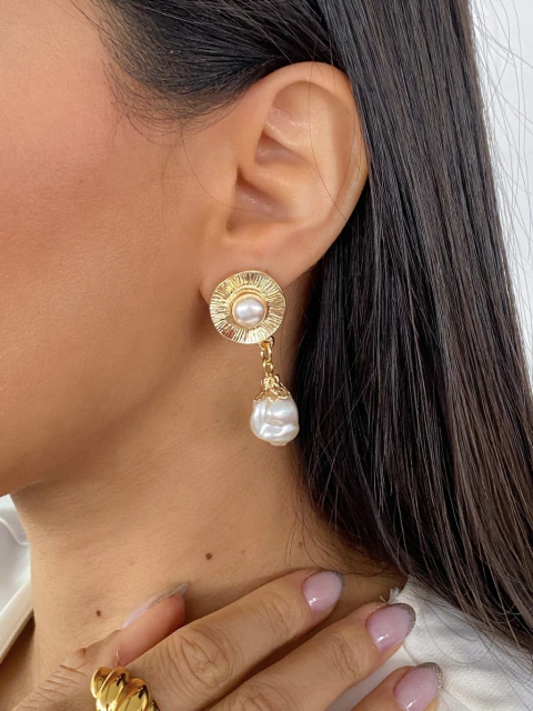 BRINCO PÉROLA - FOLHEADO A OURO - comprar online