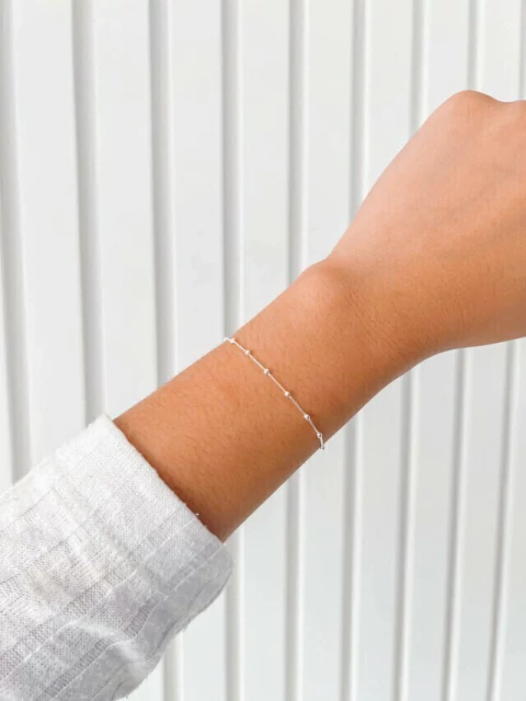 Pulseira com bolinhas folheada a prata