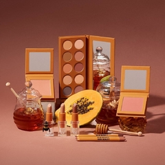 Matte Honey Pressed Powder Palette o KKW Beauty - comprar en línea