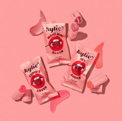 VALENTINE'S MAKE HIM BLUSH BLUSH oKYLIE VALENTINE'S COLLECTION - tienda en línea