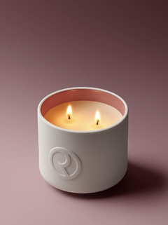 **PRE ORDEN** Rare Beauty- Find Comfort Scented Candle - comprar en línea