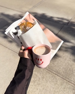 **PRE ORDEN** Glossier- Three Eyed Smiley Mug - comprar en línea