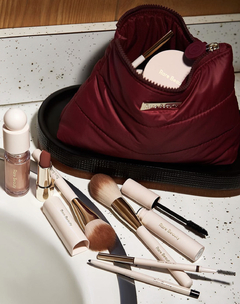 **PRE ORDEN** Rare Beauty- Puffy Makeup Bag - Sultry Berry en internet