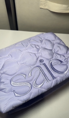 **PRE ORDEN** Saie- The Quilted Makeup Bag en internet