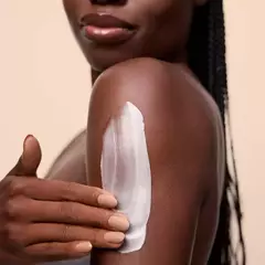 Imagen de **PRE ORDEN** Rare Beauty-Find Comfort: Awaken Confidence Bouncy Body Cream with Hyaluronic Acid