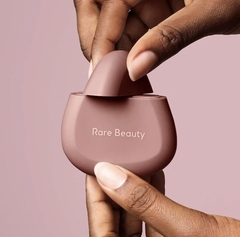**PRE ORDEN** Rare Beauty by Selena Gomez- Find Comfort Hydrating Hand Cream - tienda en línea