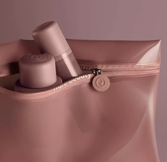 **PRE ORDEN** Rare Beauty by Selena Gomez -Find Comfort Pouch - comprar en línea