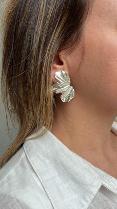 Brinco Meia Flor Grande Prata na internet