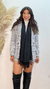 Compre o lenço de franjas e adicione estilo e sofisticação ao seu look. Versátil e elegante para todas as ocasiões!