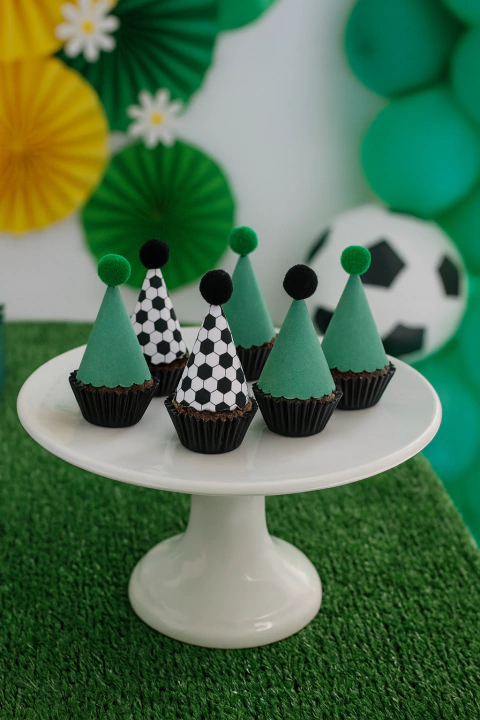 10 Mini Chapeuzinhos Pompom Decorativos Futebol Tem Festejo - Inspire sua Festa Loja