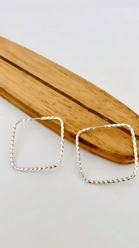 Argola quadrada fio torcido