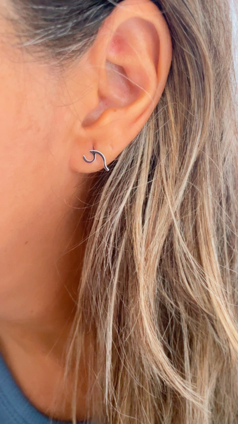 Brinco ondinha fluir em aço inox.