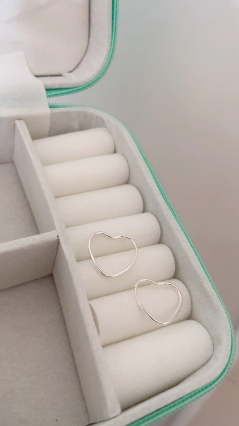 Brincos de Argola Formato Coração prata .