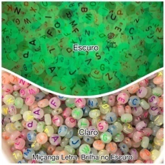 Miçanga Brilha no Escuro Letras Coloridas - 6mm (50 gramas) - comprar online