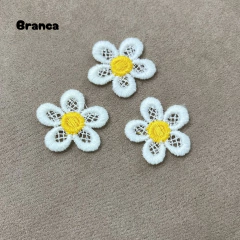 Florzinha de Poliéster Colorida 2,5 cm (6 unidades) na internet