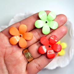 Flor de acrilico com furo cores sortidas - 30mm ref. 44 (20 unidades) - comprar online