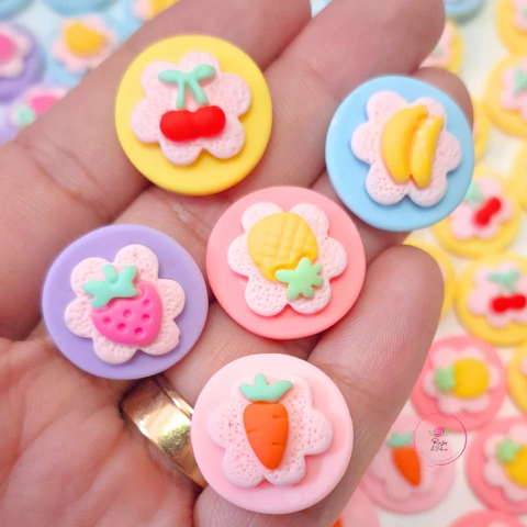 Aplique Bolacha com frutinhas resina 2cm (5 unidades) Sortidos