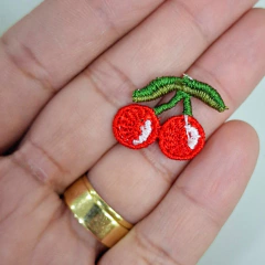 Aplique Cereja Bordada (5 Unidades)