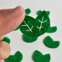 Aplique Folha de Feltro Vazada 3,5cm (5 unidades) - comprar online