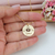 COLAR MEDALHA MÃE DE ANJO PEZINHO PERSONALIZADO BANHADO A OURO 18K