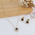 CONJUNTO DE COLAR E BRINCOS TREVO PRETO COM ZIRCÔNIAS BRANCAS BANHADO A OURO 18K