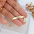 PULSEIRA INFANTIL DE CHAPINHA PERSONALIZADA COM PINGENTE DE NOSSA SENHORA APARECIDA BANHADA A OURO 18K - comprar online