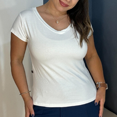 Blusa Básica Gola V Off White na internet