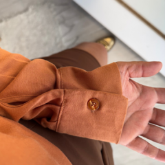 Camisa Básica Júlia Caramelo - Mala e Cuia