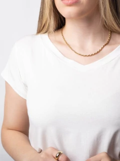 Blusa Básica Gola V Off White na internet