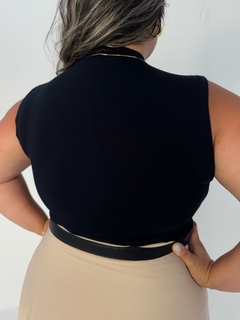 Blusa Regata Com Gola Preta Dalila