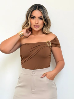 Body Ombro Só Manga Nula Com Fivela Orgânica Dourada Marrom
