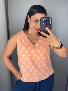 Regata em Crepe Gola V Floral Laranja - Mala e Cuia