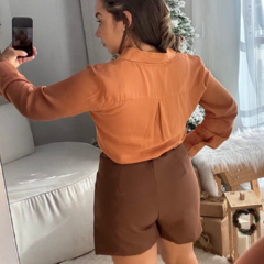 Camisa Básica Júlia Caramelo na internet