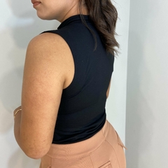 Blusa Regata Com Gola Preta Dalila na internet
