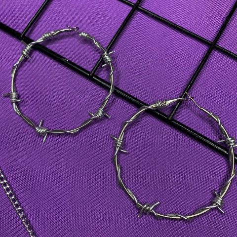 brinco argola arame farpado