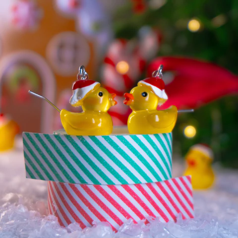 Brinco pato com gorro brilha no escuro | Coleção Natalina 2025 - comprar online