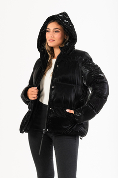 CAMPERA PUFFER BRILLOSA CON CAPUCHA (CP00446)