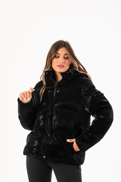 CAMPERA PUFFER BRILLOSA CON CAPUCHA (CP00446) en internet