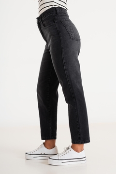 PANTALON JEAN MOM NEGRO GASTADO (PA00758) en internet