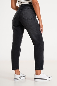 PANTALON JEAN MOM NEGRO GASTADO (PA00758) - comprar online