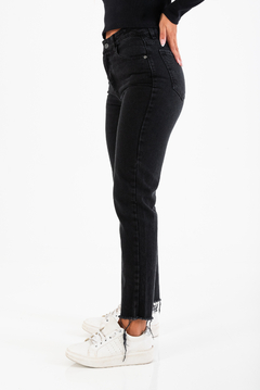 Imagen de PANTALON JEAN RECTO NEGRO RUEDO DEFLECADO VALERIA (PA00799)