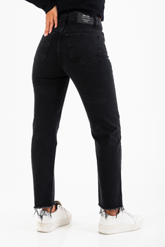 PANTALON JEAN RECTO NEGRO RUEDO DEFLECADO VALERIA (PA00799) en internet