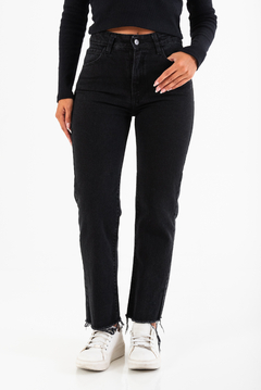 PANTALON JEAN RECTO NEGRO RUEDO DEFLECADO VALERIA (PA00799)