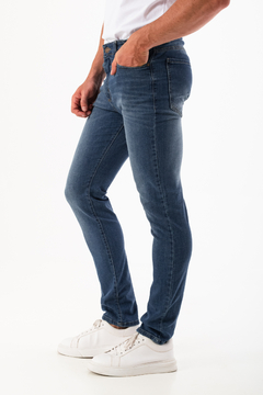 PANTALON JEAN RECTO MATIZADO CON BIGOTES (PA00939) - comprar online