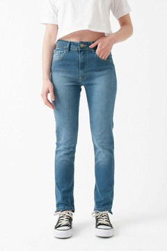 PANTALON JEAN SLIM ESCALONADO LOCALIZADO ELASTIZADO (PA01049)