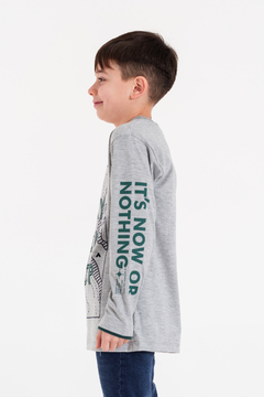 REMERA PLAY NON STOP NIÑO MANGA LARGA ESTAMPADA (R04389) - comprar online